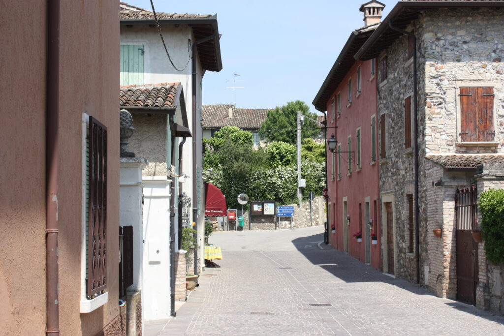 Castellaro_Lagusello_(Mozambano),_via_castello