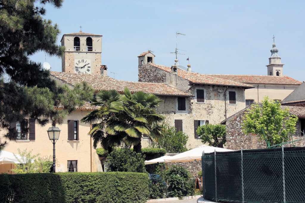 Castellaro_Lagusello_(Mozambano),_villagescape